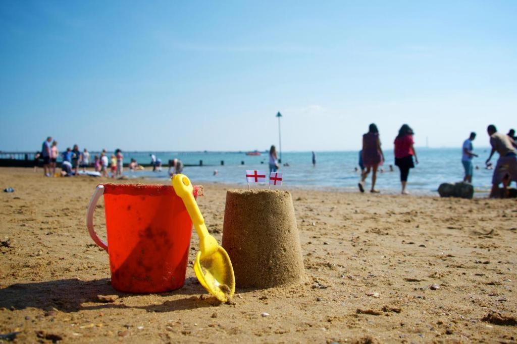 Marine Villa Hotel & Suites - Close To Beach, Train Station & Southend Airport Exterior photo