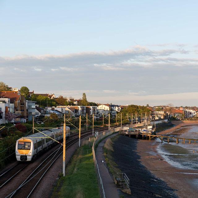 Marine Villa Hotel & Suites - Close To Beach, Train Station & Southend Airport Exterior photo